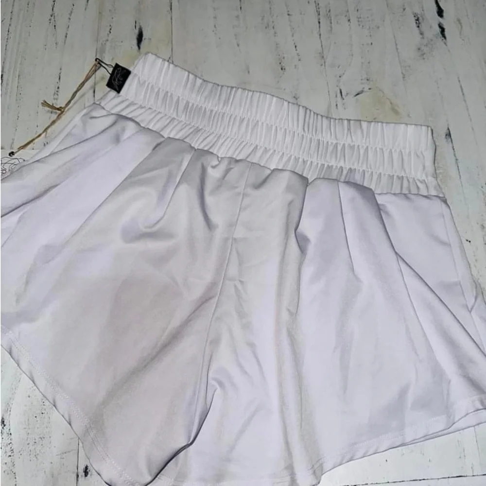 New white AXS Tiger Friday shorts - Picture 5 of 6